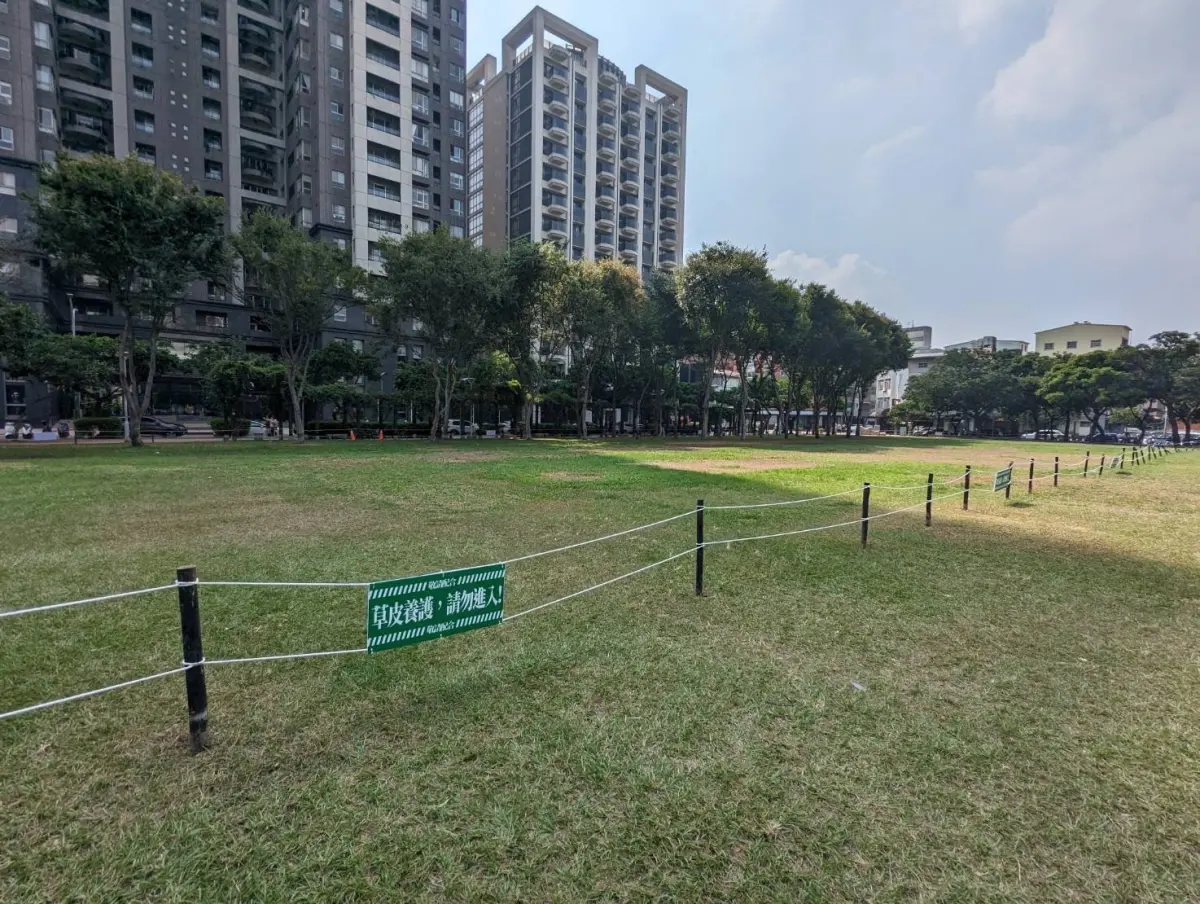 ▲建設局優先針對草皮受損嚴重區域進行圈圍告示及安排草皮補植作業(圖／建設局提供2023.11.3)