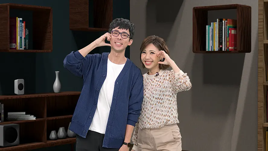 ▲百萬YouTuber阿滴（左）接受主持人潘照文訪問，提到過去飽受憂鬱症所苦，曾動念輕生，嚴重時連窗戶都開不了。（圖／鏡電視提供）