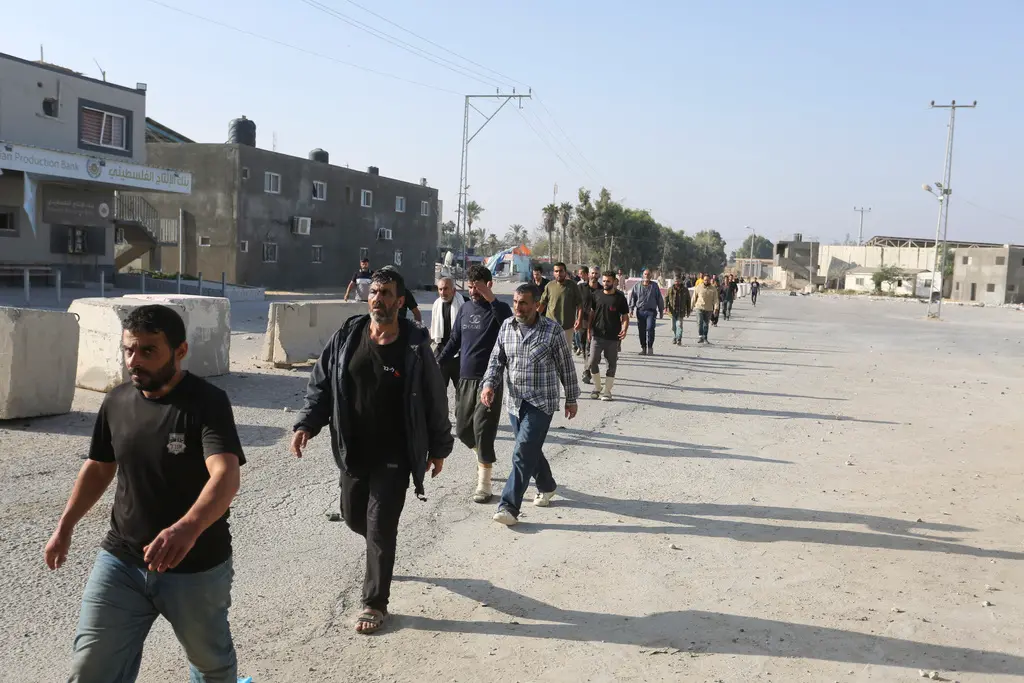 ▲以色列與巴勒斯坦武裝組織哈馬斯（Hamas）的衝突持續，以色列戰時內閣宣布，10月7日戰爭爆發當天在以色列境內的加薩工人，將全數被遣返回加薩，人數大約有1萬8000人。（圖／美聯社／達志影像）