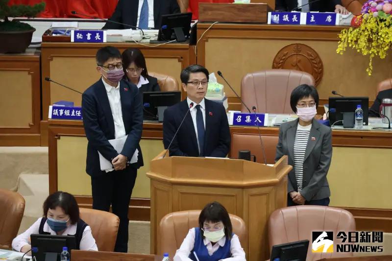 ▲針對廖先翔家族汐止違建莊園稱將補正合法化,新北市議員陳乃瑜質詢市府局處首長李玟(左起)、汪禮國、祝惠美。(圖 /記者吳嘉億攝,2023.11.03)