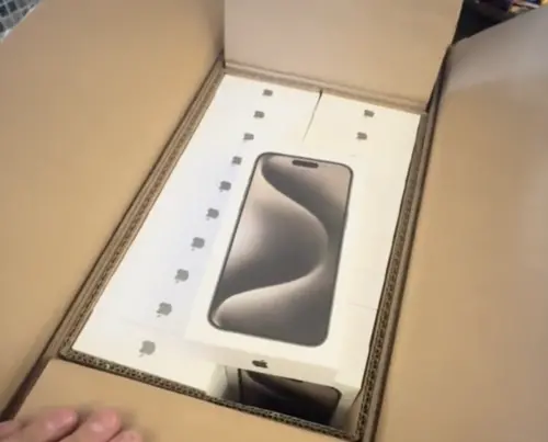 蘋果寄3大箱「60支iPhone 15」！他只訂4支傻眼了　秒變手機富翁
