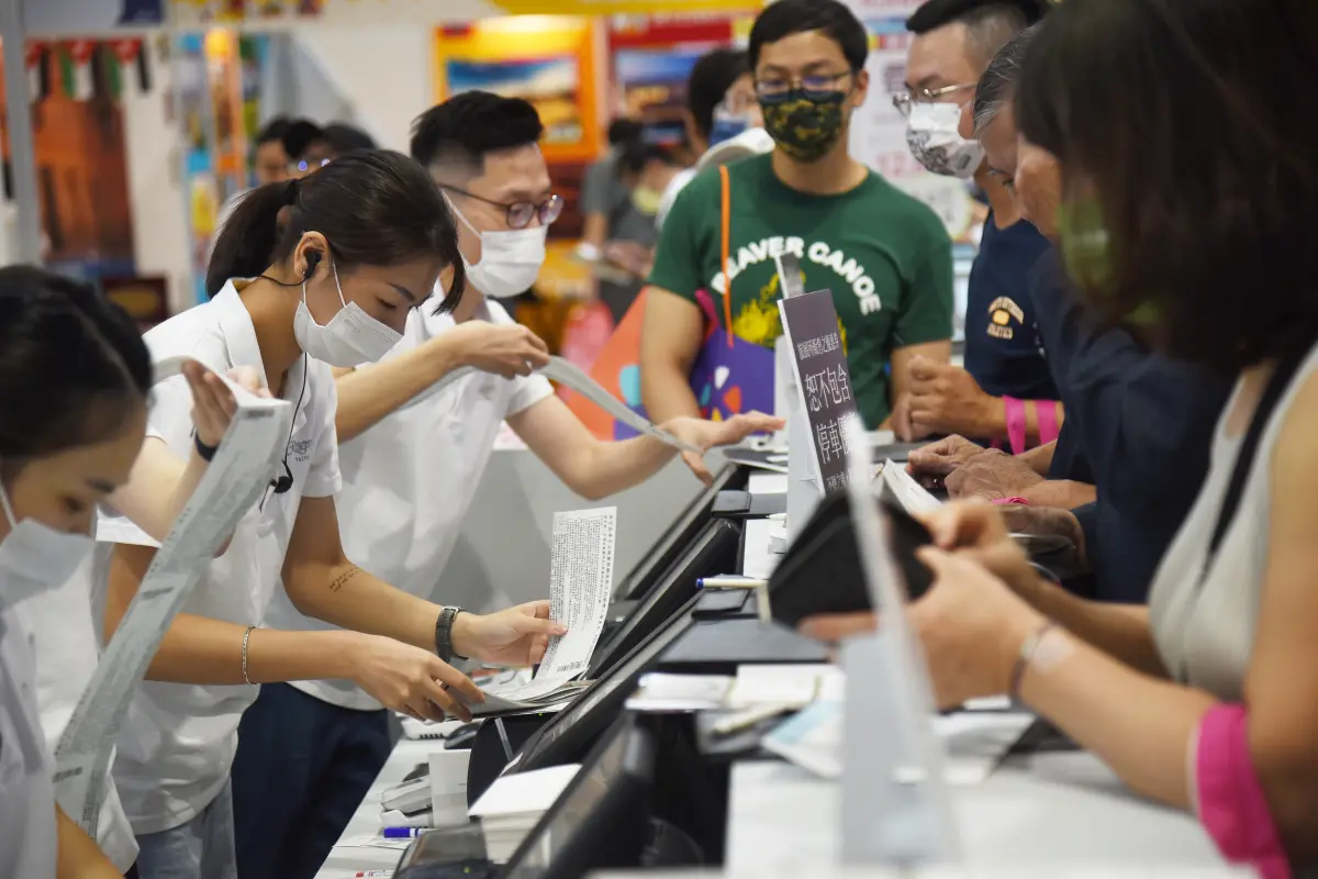 ▲ITF台北旅展今（3）日登場，根據主辦單位統計，首日就湧入破5萬7000人次。開展首日買氣熱，老爺、福容、晶華、寒舍及凱薩等多間飯店皆有多位百萬刷手現身，讓服務人員忙於出單。（圖／記者陳明安攝）