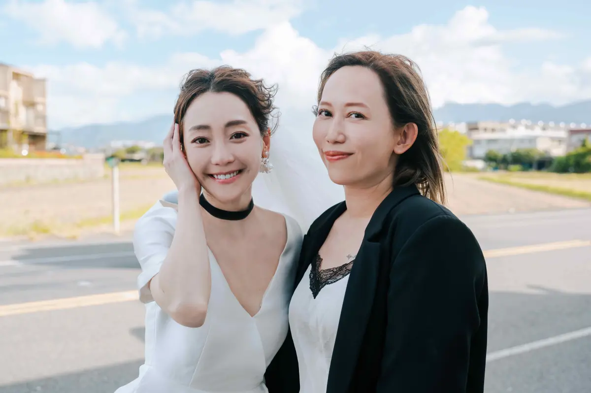 ▲Mavis瑪菲司（右）挑戰台語歌曲〈檳榔花〉，MV邀來女神謝欣穎擔任女主角。（圖／HaloMavis國際連線提供）