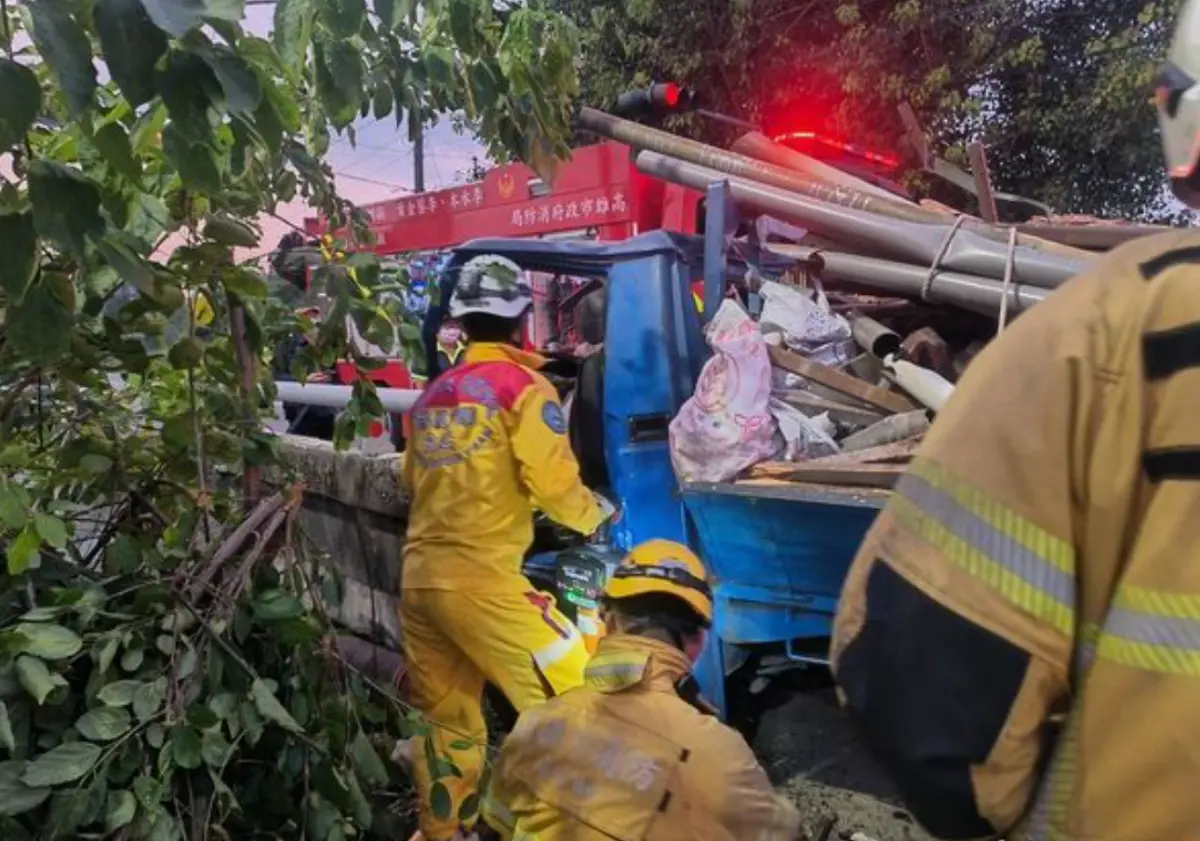 ▲今（3）日下午17時15分，高雄一名49歲曾姓男子駕駛自小客車行經美濃區中興路一段與石橋路口時，不慎自撞橋墩，導致車頭凹陷變形，警、消獲報趕抵現場後，隨即將曾男救出車外，曾男胸部不適、手腳擦挫傷，送往部立旗山醫院救治，所幸無大礙（圖／翻攝畫面）