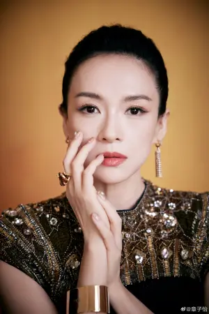 ▲原PO貼出一張女星章子怡綁頭髮的照片,好奇為何路上比較少女生有這種髮型。(圖/翻攝自章子怡微博) ▲原PO貼出一張女星章子怡綁頭髮的照片,好奇為何路上比較少女生有這種髮型。(圖/翻攝自章子怡微博)