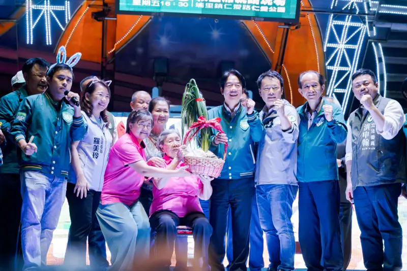 ▲102歲人瑞阿嬤黃舜姿親自到蔡銘軒的造勢場,預祝賴清德、蔡銘軒「凍蒜」。(圖/蔡銘軒提供,2023.11.03)