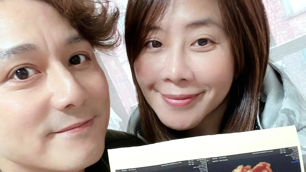 ▲秦綾謙（右）產下頭胎兒子，廖科溢開心報喜。（圖／翻攝自廖科溢臉書）