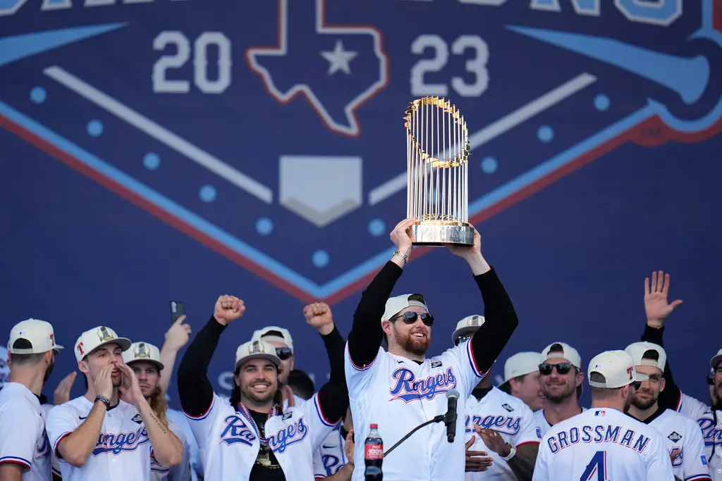 ▲德州遊騎兵贏得隊史首冠，今（4日）在德州阿靈頓主場北廣場舉行冠軍遊行活動。（圖／美聯社／達志影像）