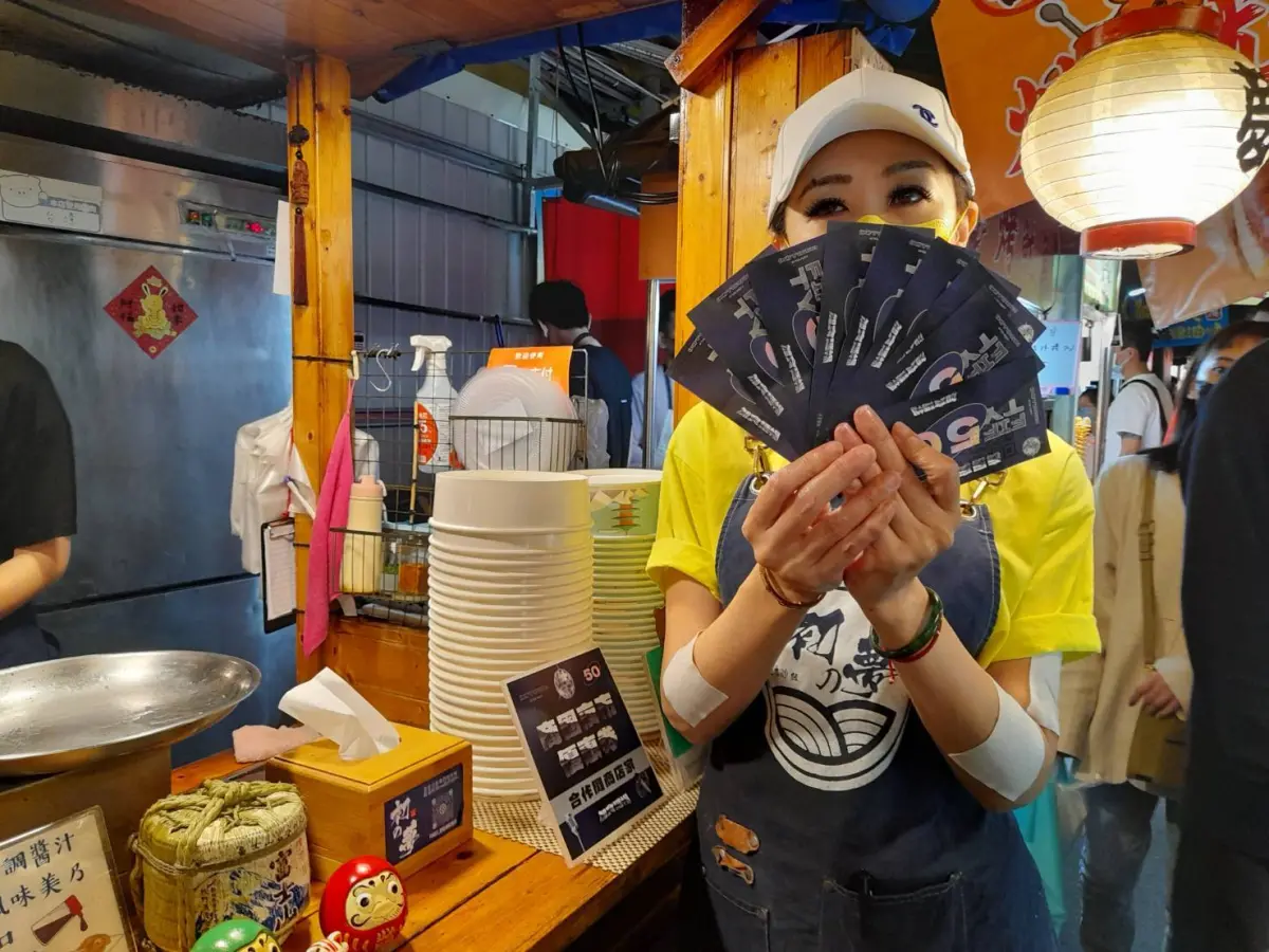 ▲今（112）年上半年，高雄迎來演唱會高峰，國內外天團與歌手相繼在高雄開唱，市府推出「商圈夜市優惠券」，於鄰近捷運站同步設攤發放，吸引數以萬計的歌迷湧入商圈、夜市消費，業績至少成長三成。（圖／高雄市政府提供）