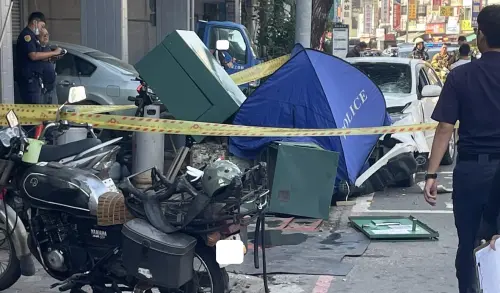 ▲4日上午，高雄市三民區鼎力路發生重大車禍，一台自小客車不明原因暴衝，撞擊前方正在停等紅燈的汽機車，釀1死6傷送醫。（圖／翻攝高雄揪出遊臉書）