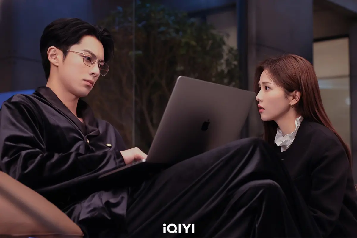 ▲王鶴棣（左）在《以愛為營》化身霸道總裁，被白鹿耍心機倒追。（圖／iQIYI國際站）