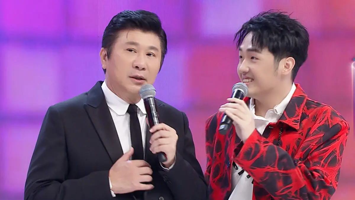 ▲胡瓜（左）的《全能歌手》本周迎來冠軍戰，一旁的決賽歌手張龍（右）就透露比完賽後他會好好休息，要準備捐肝救爸爸，感動全場。（圖／民視提供）