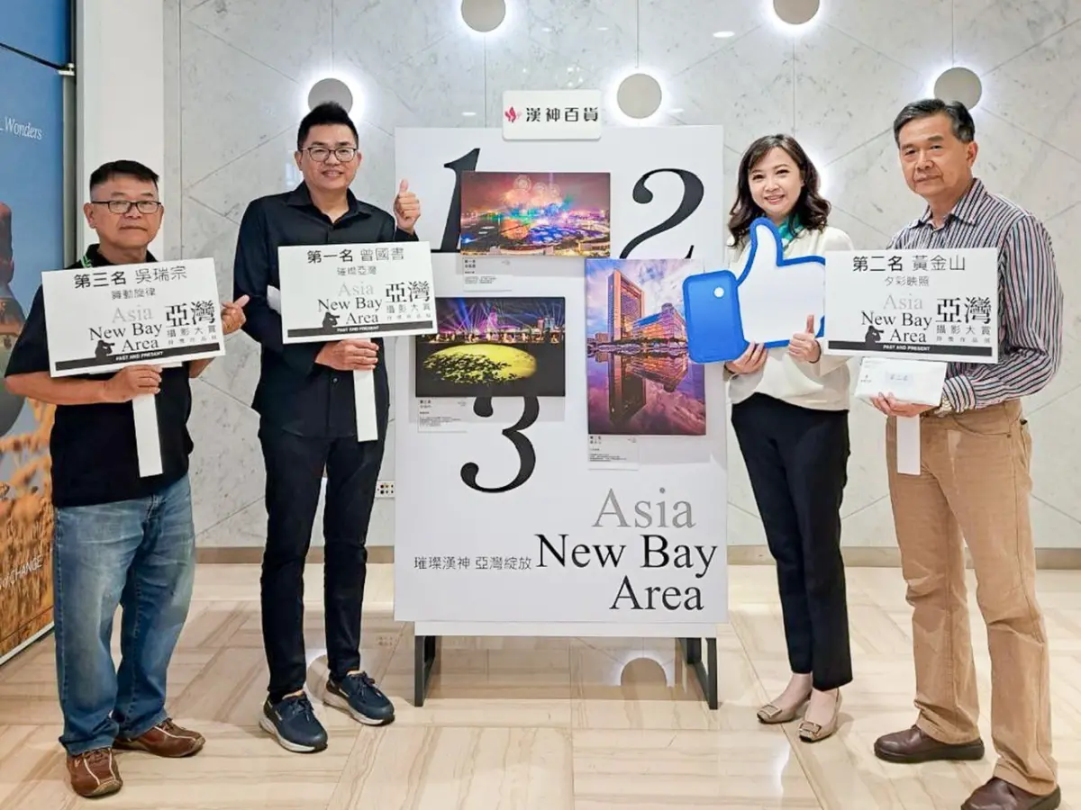 ▲ 「2023年亞灣攝影大賞」二十幅攝影佳作以融入樓面的陳列方式，分佈於三個樓層展出。（圖／漢神百貨提供）