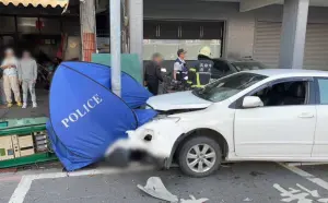 ▲4日上午，高雄市三民區鼎力路發生重大車禍，一台自小客車不明原因暴衝，撞擊前方正在停等紅燈的汽機車，釀1死6傷。（圖／翻攝畫面）