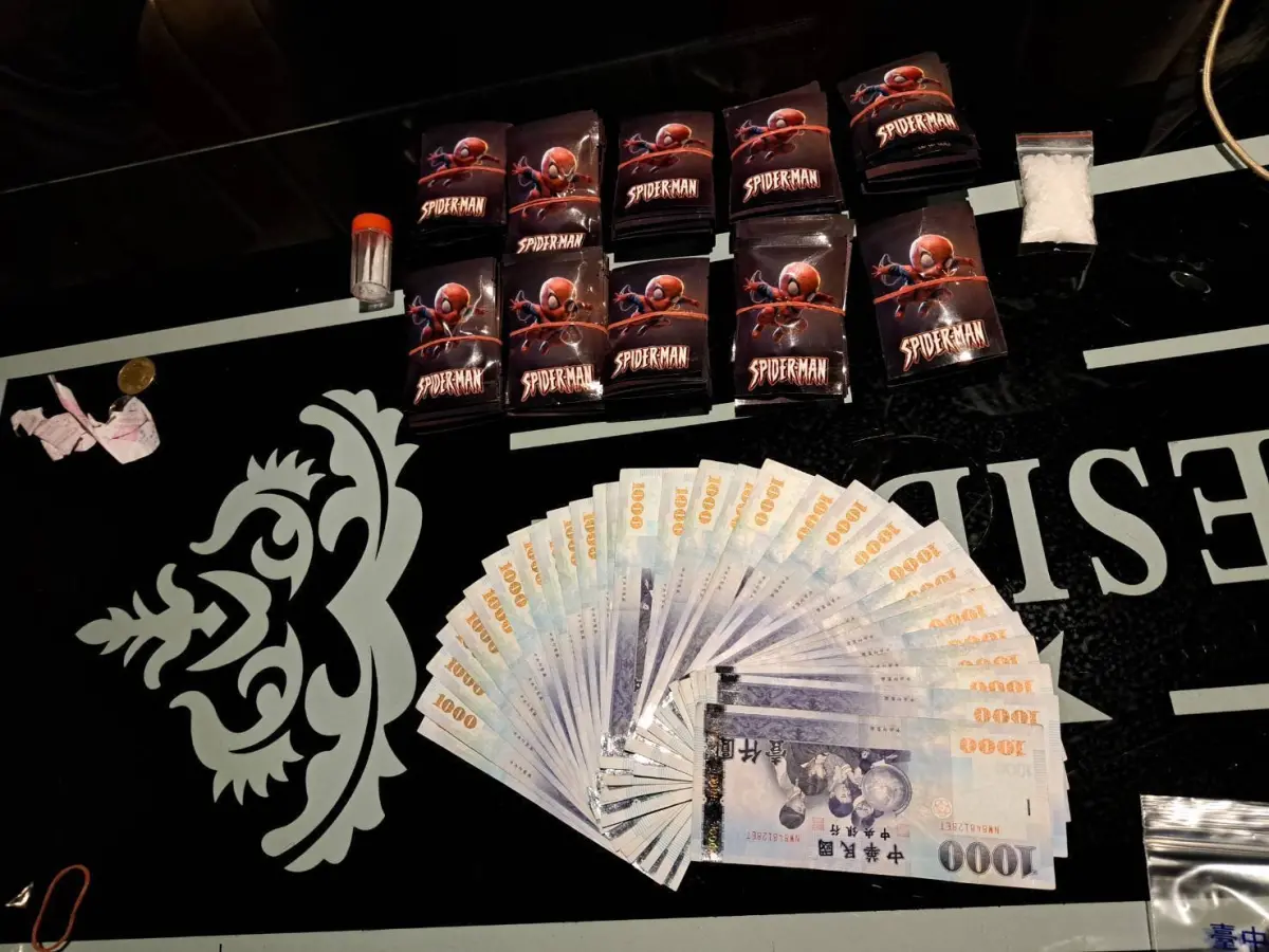 ▲二名越南移工逃離僱主後改行販毒，被繼中派出所警方查獲上百包毒品（圖/記者鄧力軍翻攝）