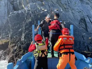 宜蘭玻璃海灘漲潮！2釣客受困礁石、1人受傷　消防海巡緊急救援
