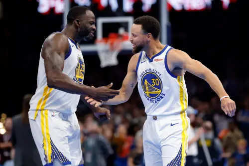 ▲除了Stephen Curry(右)、Draymond Green兩老外，勇士本季其他11-12名主力輪換都在31歲以下。（圖／美聯社／達志影像）