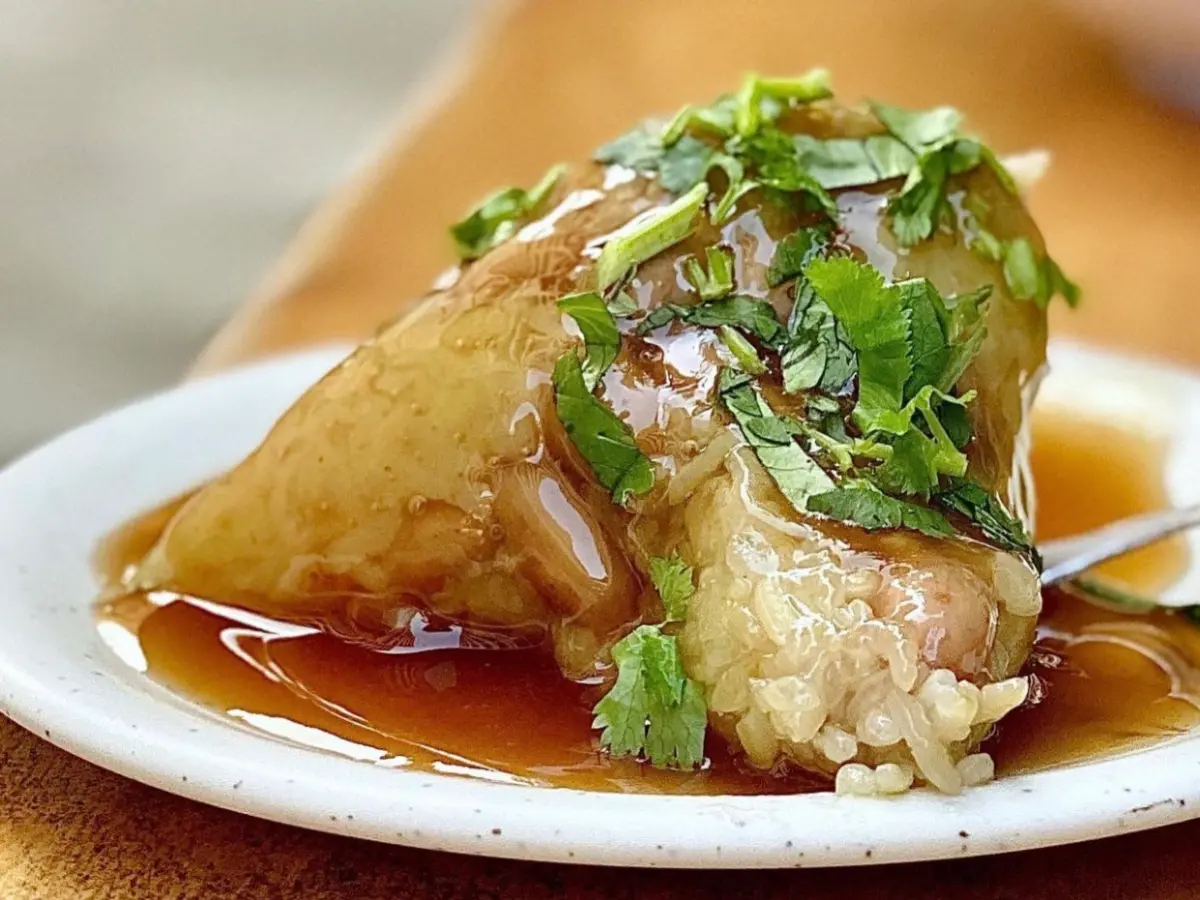 ▲菜粽的材料通常就只有花生與糯米，因此也被稱為「花生粽」。而沙淘宮鄭家菜粽是一家位在廟埕前的菜粽攤位，許多台南人從小吃到大。(圖／記者葉盛耀攝)