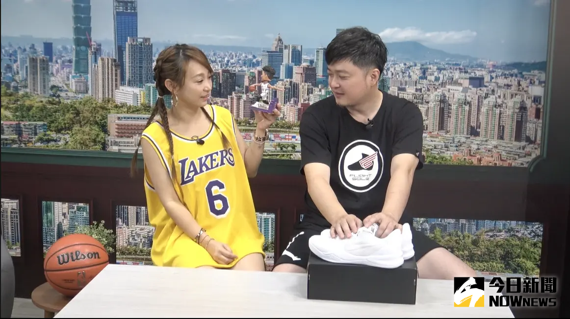 ▲專業鞋頭18哥點出高國豪在不知情的情況下買到假鞋，呂佳宜在節目中對著高國豪公仔「說教」。（圖／吳忠育 攝）