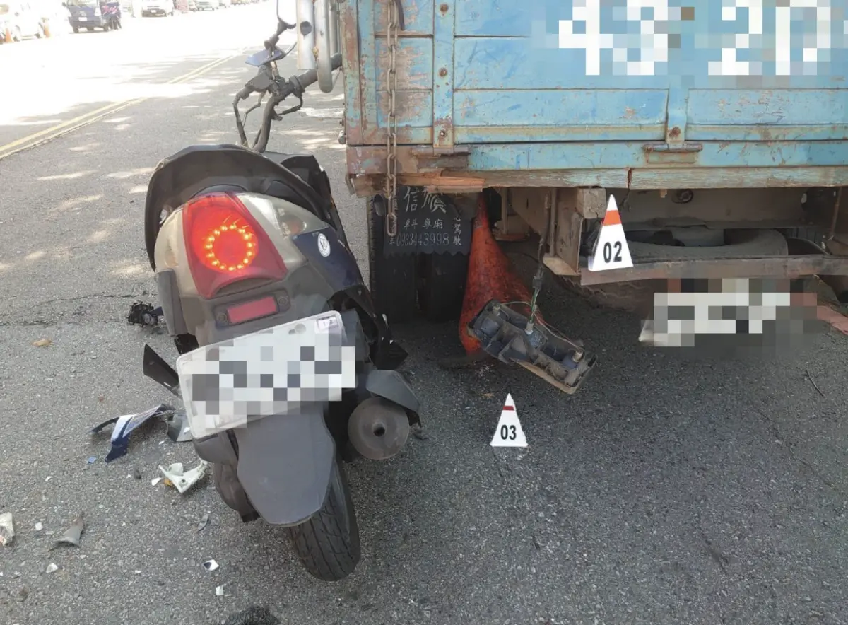 ▲台中市太平區精武大橋及旱溪東路今（4）日上午發生一起嚴重車禍，49歲的楊姓貨車駕駛為了買午餐，將小貨車臨停在在太平區旱溪東路一段的紅線上，豈料34歲陳姓機車騎士疑似未注意車前狀況，在未減速的情況下撞上小貨車，導致機車幾乎被撞到解體，楊男當場失去生命跡象。（圖／翻攝畫面）