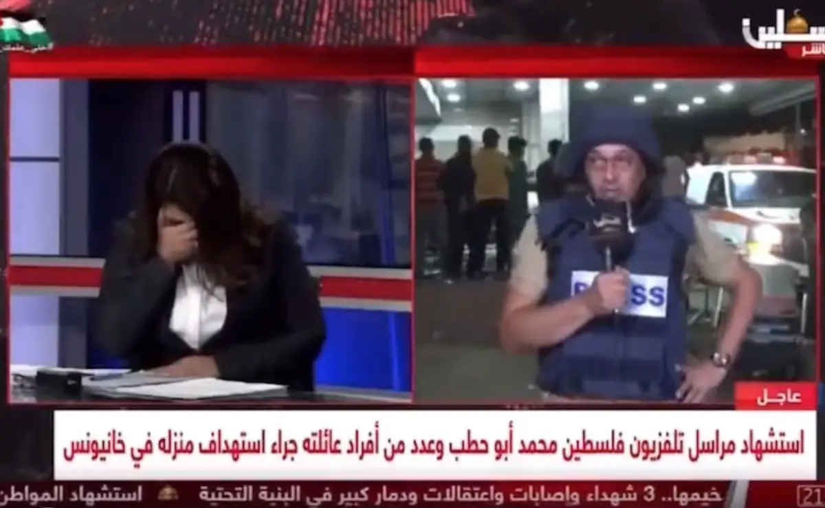 ▲一位巴勒斯坦電視台記者被炸死，死前30分鐘還在與電視台連線播新聞，同台記者同事直播回報死訊時，忍不住情緒崩潰，棚內的女主播也當場淚崩。（圖／翻攝自@majedbamya的X）