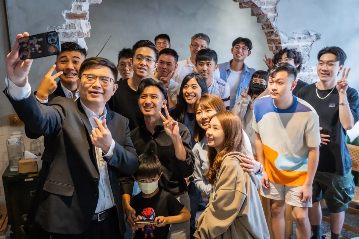 ▲賴瑞隆強調會全力以赴和青年朋友站在一起打拼，盼為下一代打造更好的高雄。（圖／翻攝畫面）