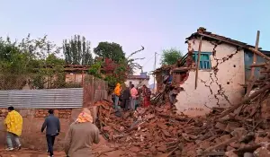 尼泊爾強震增至150死！上百人受傷　人們徒手挖瓦礫搶救倖存者
