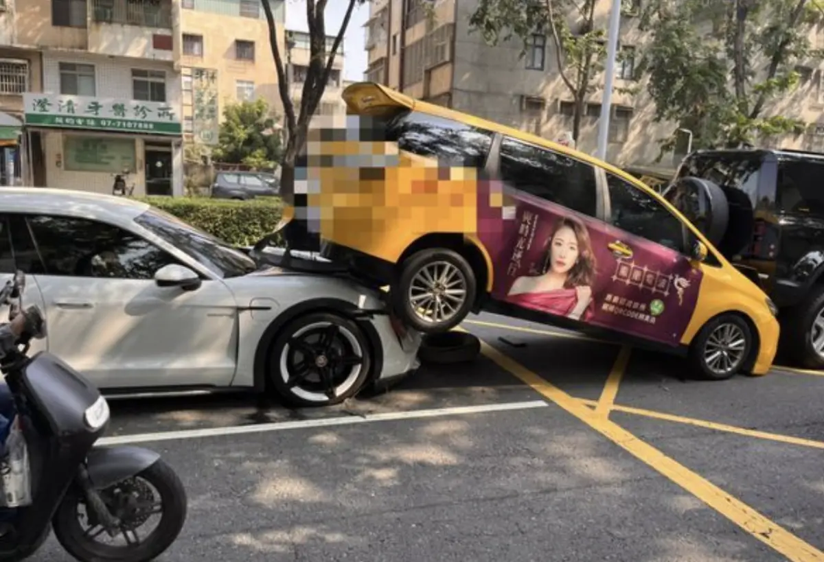 ▲今天一輛新車要價430萬起的保時捷，不明原因追撞前方計程車，巨大的撞擊力道將計程車往前退送，再推撞前方Land Rover Defender，所幸事故沒有造成人員傷亡。（圖／翻攝畫面）