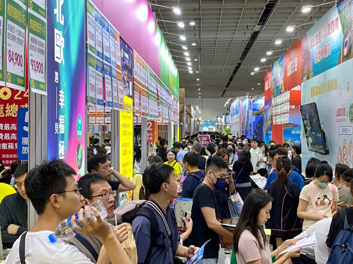 ▲台北國際旅展今天邁向第二天，多處走道已擠到水洩不通，尤其旅行社最多人，再來是飯店區、日韓館與航空公司。（圖／記者葉盛耀攝）