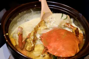 ▲「老香港咖哩蟹」中的港式咖哩醬是此道菜色的靈魂，並還要加入自製的椰漿畫龍點睛。（圖／記者葉盛耀攝）