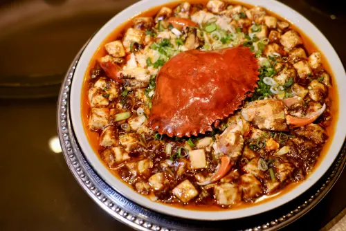 ▲晶華軒的招牌菜之一「生拆膏蟹燴麻婆豆腐」，以沙母為主角，手工取出的蟹肉加上麻婆豆腐，鮮醇下飯。（圖／記者葉盛耀攝）
