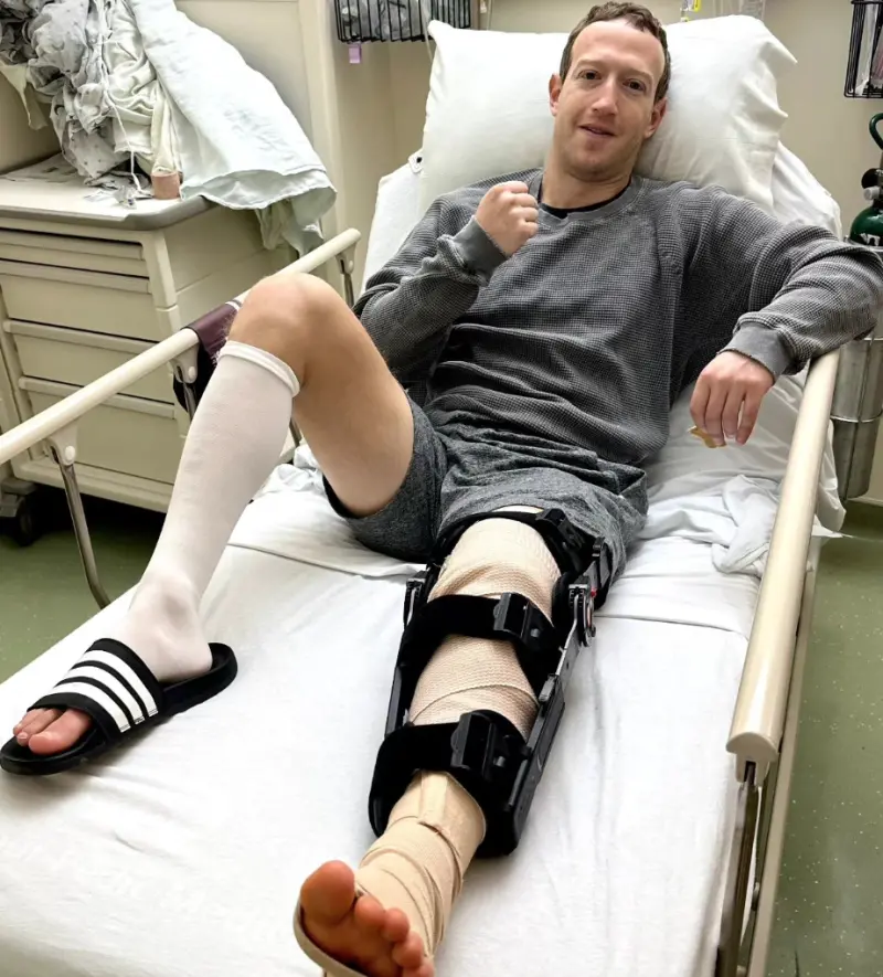 ▲臉書創辦人祖克柏(Mark Zuckerberg)今(4)日在IG貼出自己住院的照片,由於在進行格鬥訓練時弄傷膝蓋,被診斷是十字韌帶撕裂傷,不得不進行手術。(圖/翻攝自祖克柏的IG)