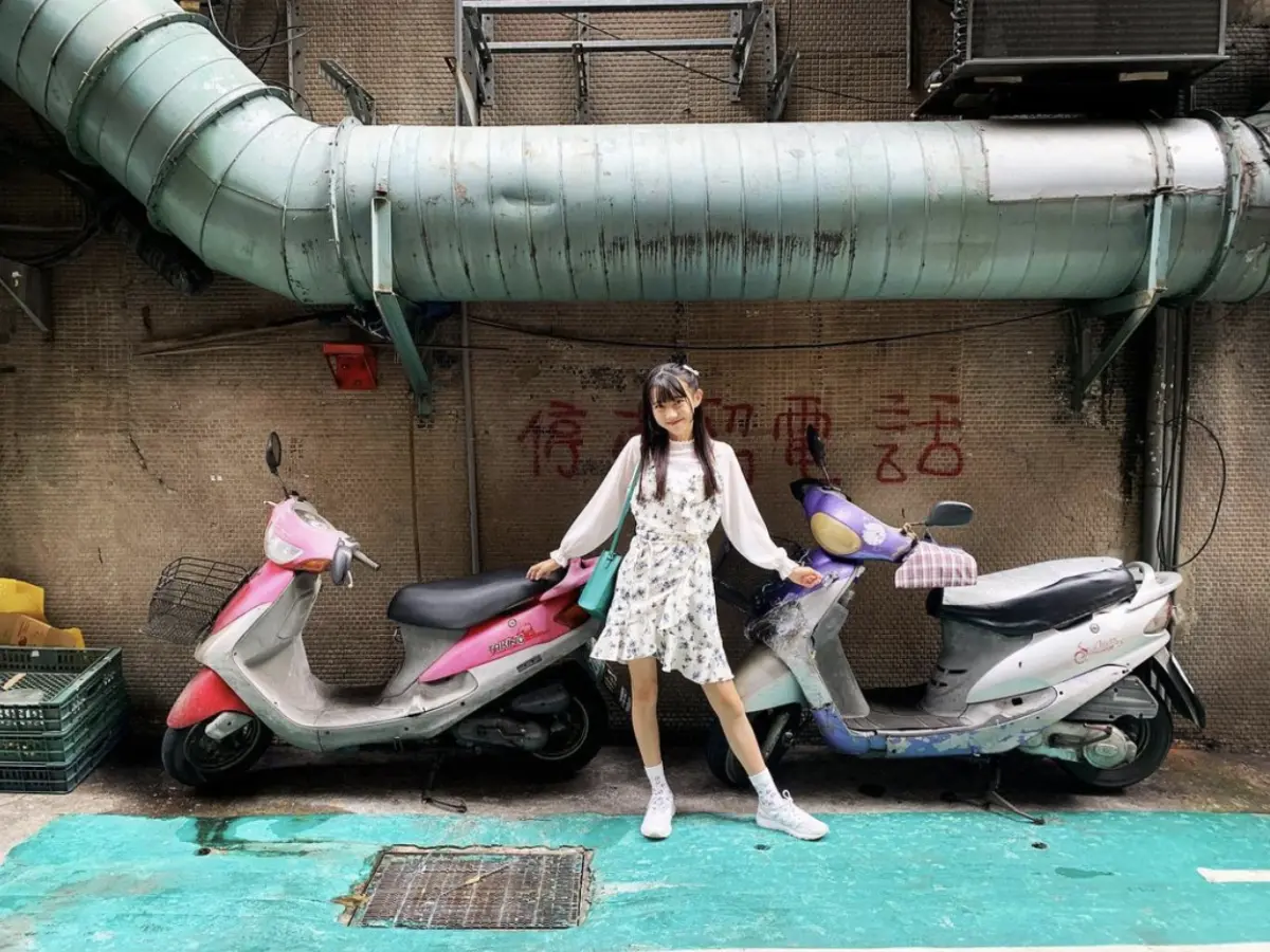 ▲東恩納瑠花來台灣旅遊，拍照背景卻不是知名景點，而是台灣停滿機車的巷弄，讓網友傻眼喊「日本女生來台灣玩挑奇怪背景拍照」。（圖／翻攝自IG＠ruka.ru_ru）