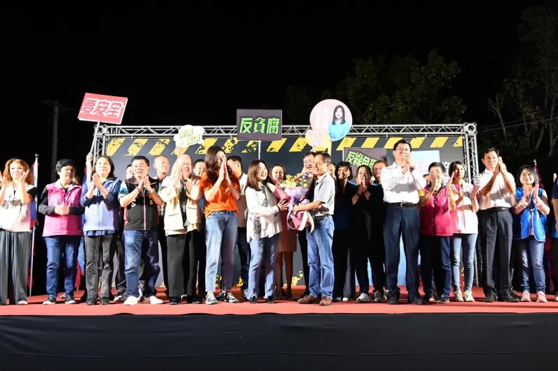 ▲馬文君在埔里舉辦的廟口開講，地方人士、名嘴齊聚站台。（圖／立委馬文君提供，2023.11.03）