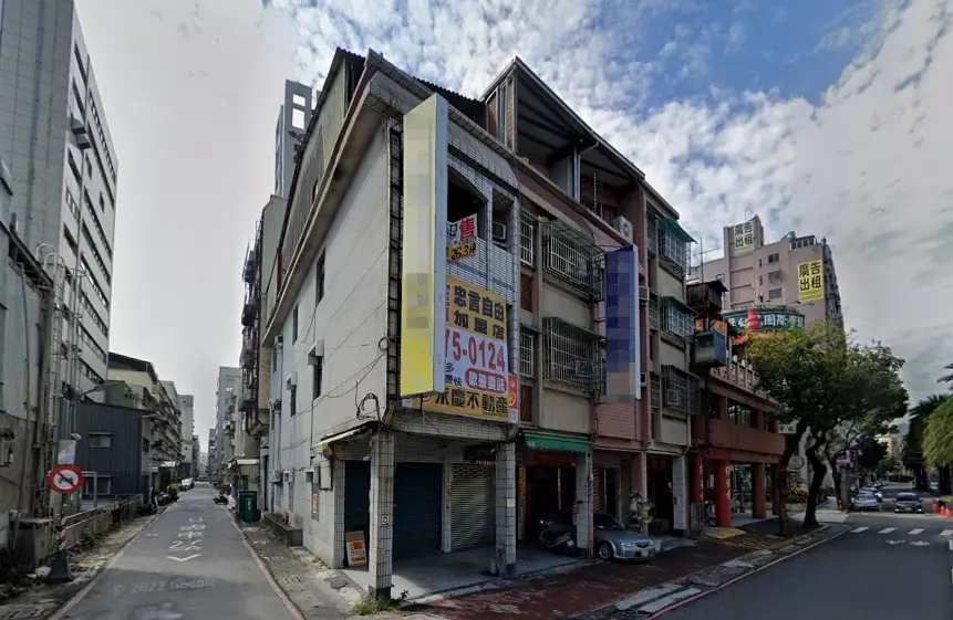 ▲高雄市三民區同盟二路「3死故事屋」前年11月開價2600萬元求售，如今實價揭露已在今年9月售出，成交價格是1230萬元，比周遭行情價貴了100萬元。（圖／翻攝Google Map）