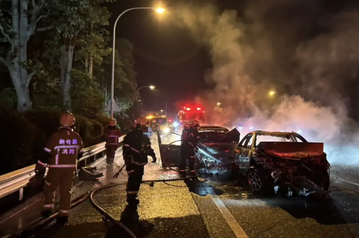 ▲今（4）日晚間8點45分許，國道3號南下101.2公里、新竹交流道附近路段發生火燒車事故，2輛轎車因為變換車道發生追撞，最終2台車停在外線道雙雙起火燃燒，包括駕駛和乘客共6人送醫，所幸均受輕傷，事故原因已由國道警方調查處理中。（圖／翻攝畫面）