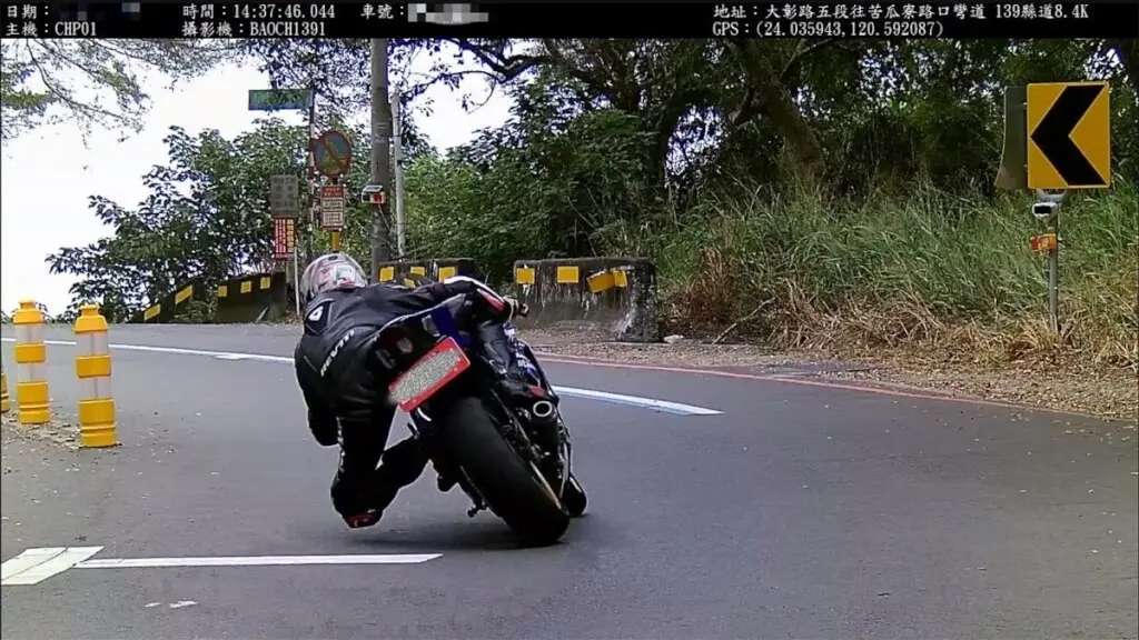▲彰化警方1日宣布在縣道139線2處彎道增設科技執法設備，專門取締機車騎士過彎「壓車」危險駕駛，此舉引發巨大反彈。圖為設備測試拍攝。（圖／彰化縣警局提供）