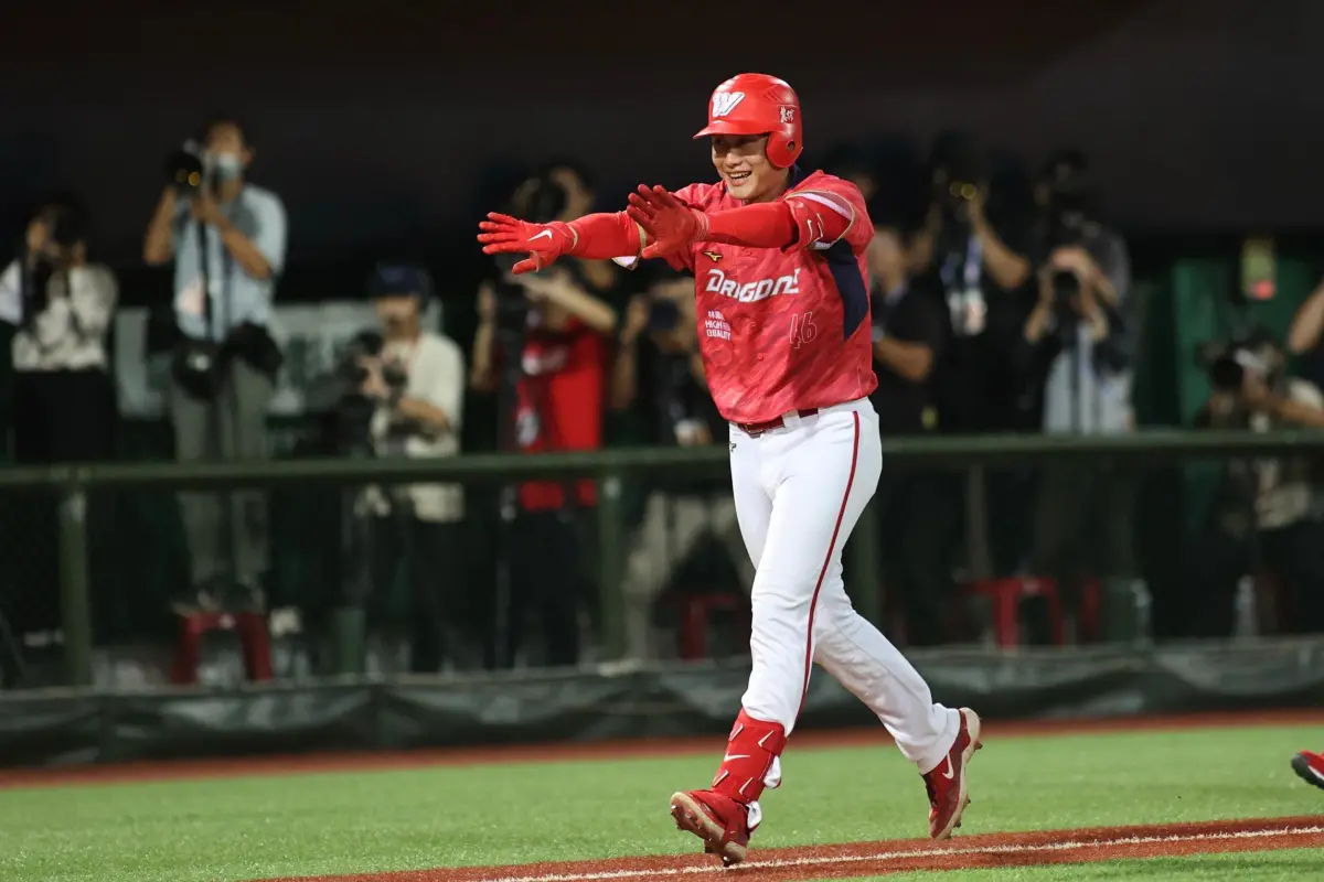 ▲台灣大賽G1味全龍重砲劉基鴻揮出再見全壘打，一棒終結延長14局的比賽，味全以3：2擊敗樂天桃猿。（圖／記者葉政勳攝）