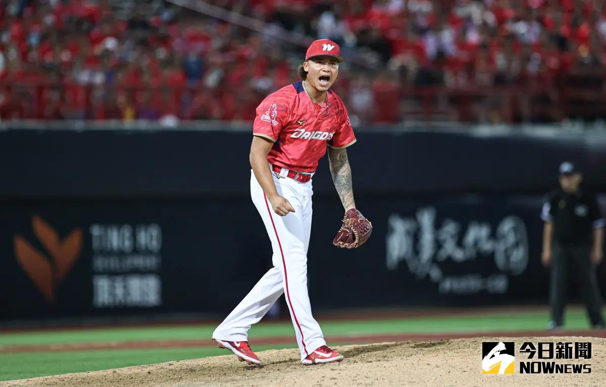 ▲味全龍後援投手林凱威 ，龍隊若2連勝，歷史數據顯示奪冠機率百分百。（圖／記者葉政勳攝 , 2023.11.04）