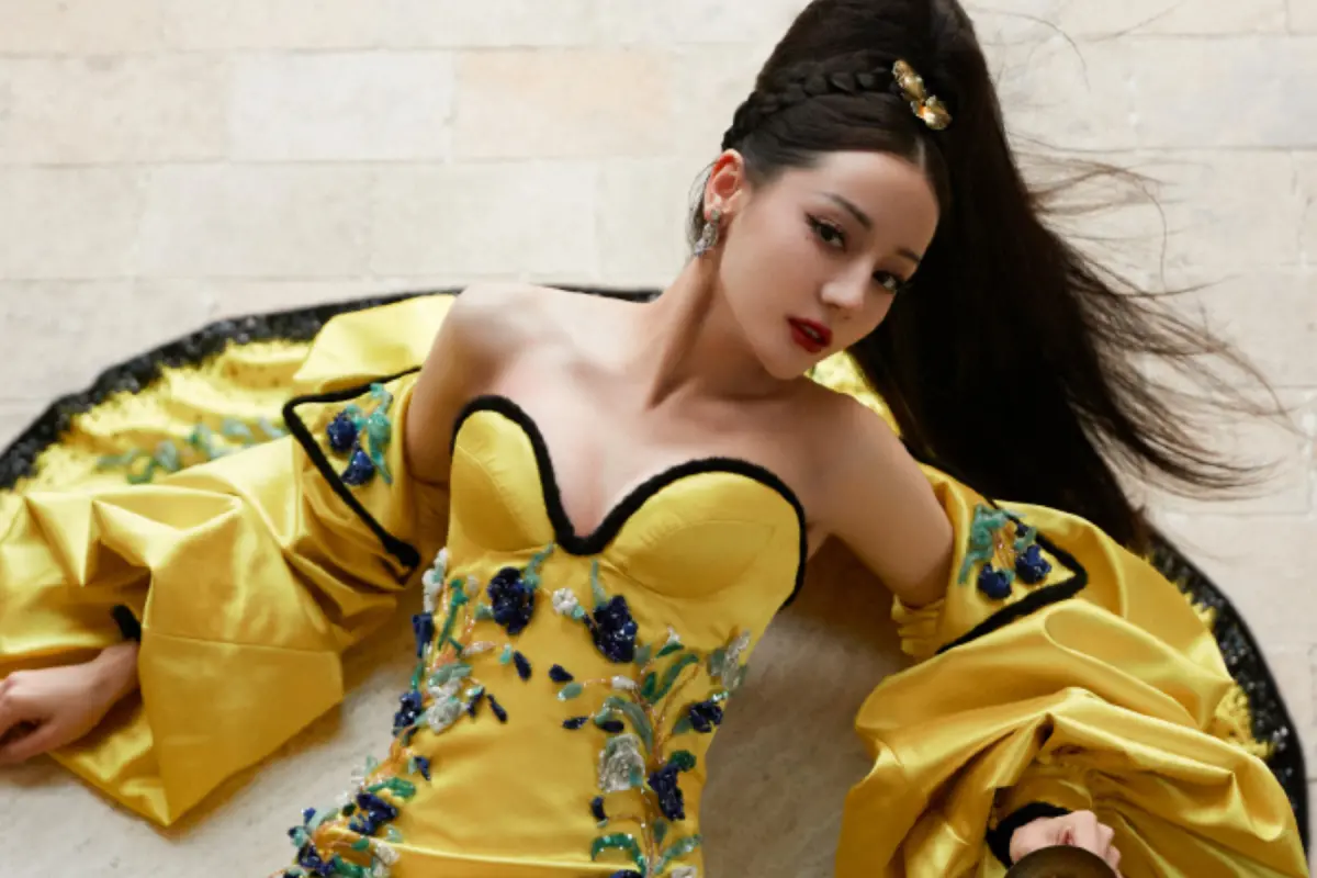 ▲迪麗熱巴造型翻車，身穿服裝黃袍挨批模仿范冰冰失敗，現場零修圖照曝光。（圖／迪麗熱巴工作室微博）