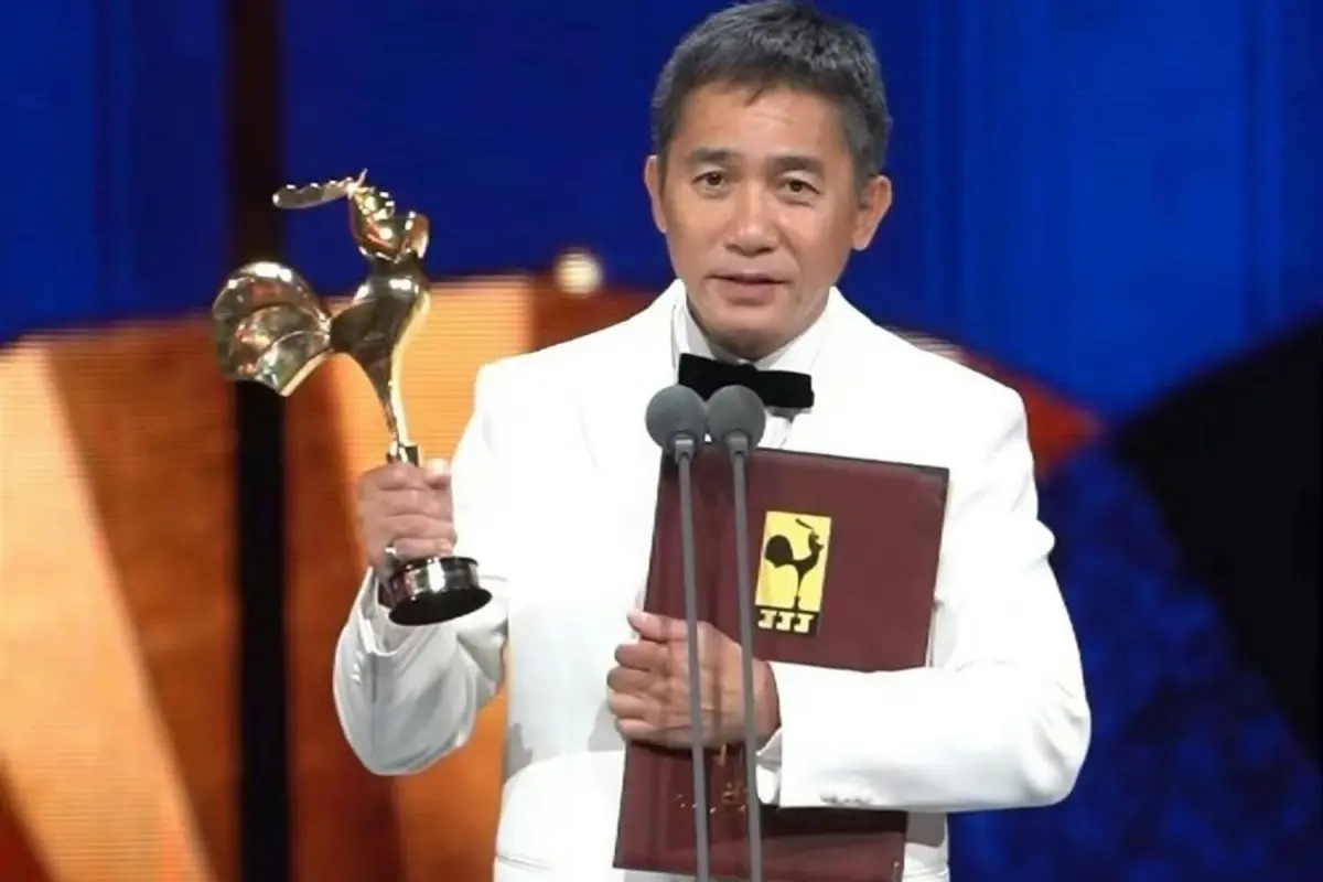 ▲梁朝偉奪金雞獎影帝，卻因為下台將獎座顛倒拿，惹火中國大陸粉絲。（圖／劉嘉玲IG）