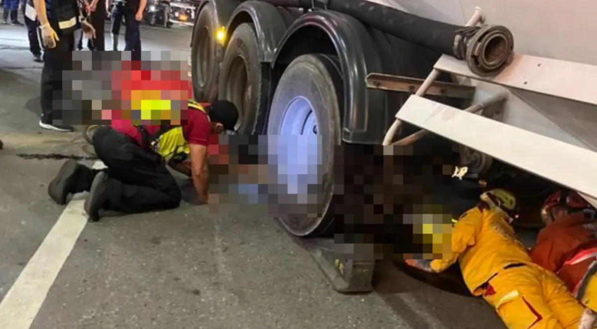 ▲4日晚間，屏東縣鹽埔鄉光復路，62歲的男子騎乘腳踏車與一台槽車碰撞，男子遭輾壓身亡。警方初步研判，疑似因內輪差導致事故，但詳細車禍原因及經過還有待釐清。（圖／翻攝畫面）