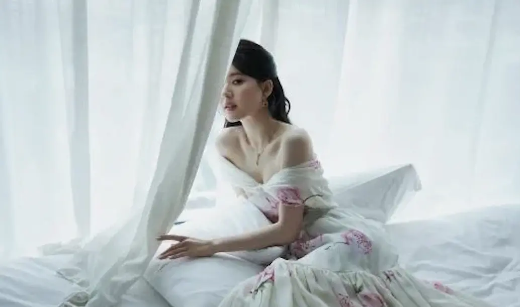 ▲24歲趙露思甜寵兒造型也翻車，披花朵禮服土到挨酸穿床單。（圖／趙露思工作室微博）