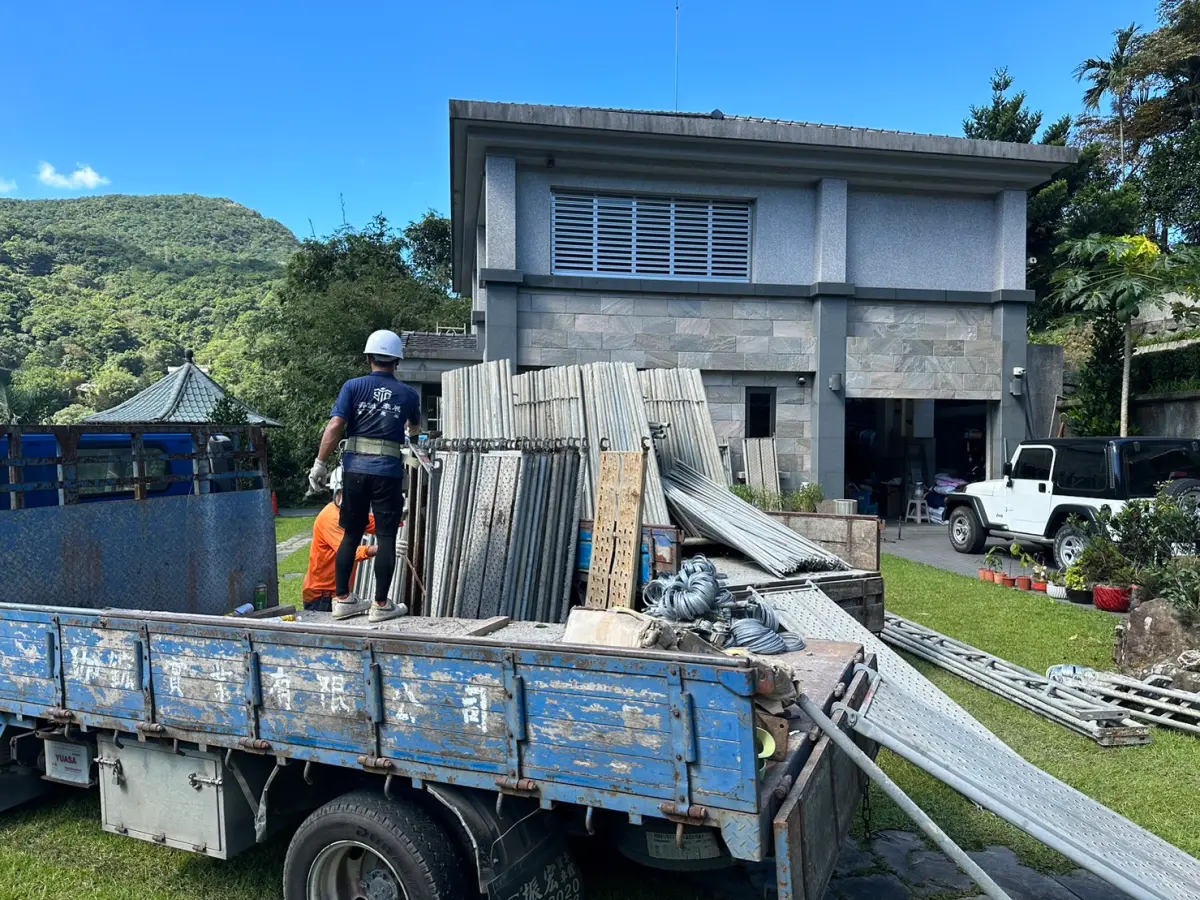 ▲廖先翔家族住宅自行雇請工人進場架設施工圍籬，後續將進行整棟建築物拆除作業。（圖 ／新北市議員廖先翔提供）