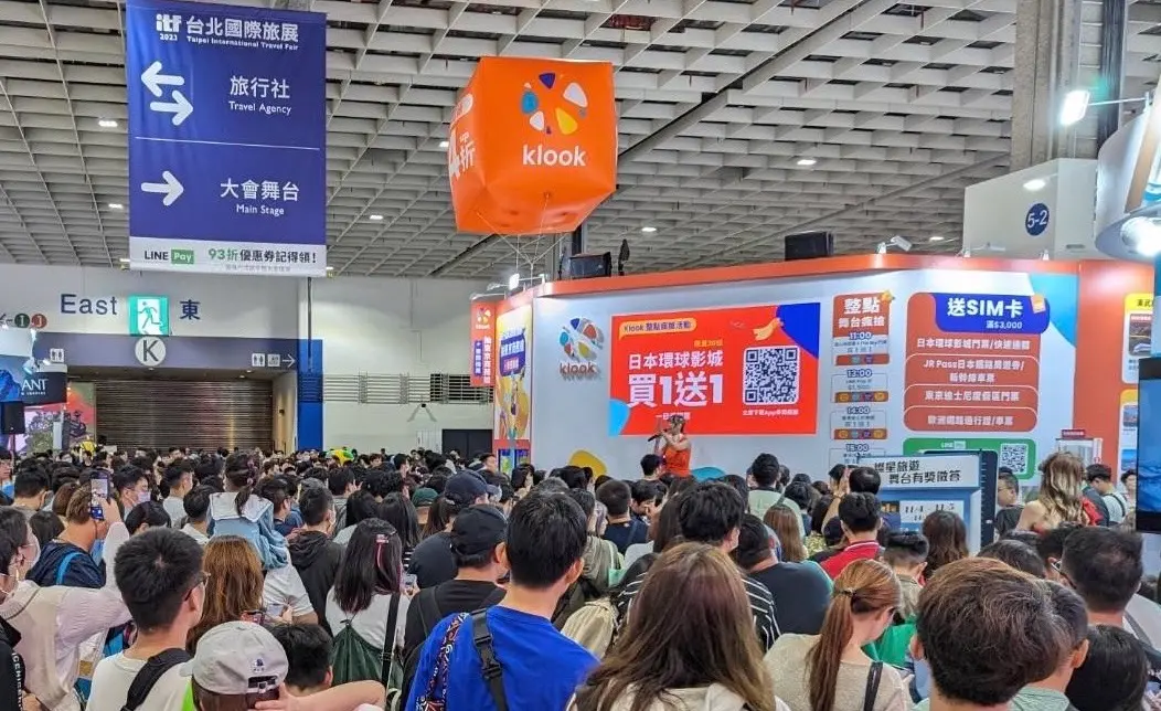 ▲ITF台北國際旅展11月5日第三天，南港展覽館週末人潮大爆滿，Klook祭出日本環球影城「買一送一」吸引近千人掃碼搶票！台灣虎航ITF線上旅展「日本來回機票」才5000元。（圖／Klook提供）