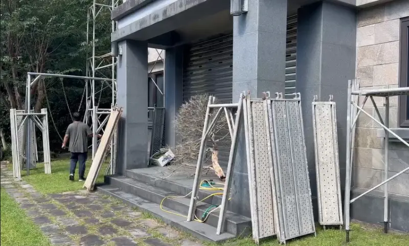 ▲ 廖先翔家族住宅自行雇請工人進場架設施工圍籬，後續將進行整棟建築物拆除作業。（圖 ／新北市議員廖先翔提供）