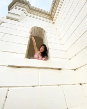 ▲▼阿喜化身長髮公主,問大家「幾點上來」,讓大批粉絲超嗨。(圖/阿喜臉書) ▲▼阿喜化身長髮公主,問大家「幾點上來」,讓大批粉絲超嗨。(圖/阿喜臉書)