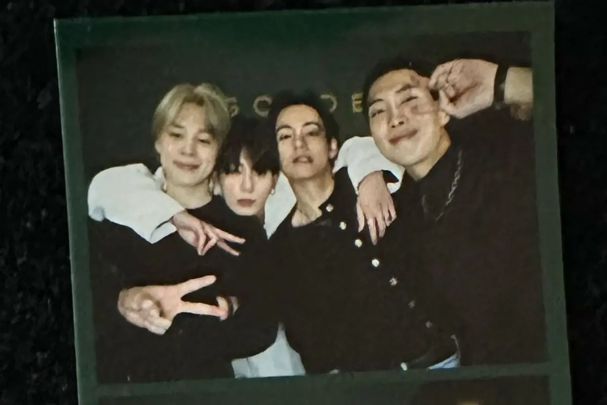 ▲BTS驚喜合體，「四人親密拍貼照」曝光，為了力挺田柾國。（圖／thv IG）