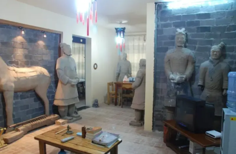 ▲「兵馬俑飯店」一打開燈光，就能看到好幾個「兵馬俑」門衛，彷彿在迎接賓客一般。（圖／微博）