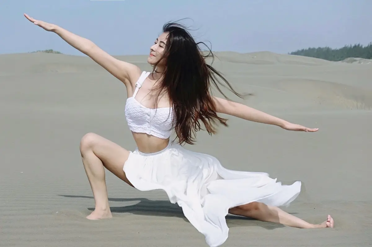 ▲夏米雅與學生們分享回春水，卻被學生誤認成「壯陽酒」。（圖／奇蹟製造提供）